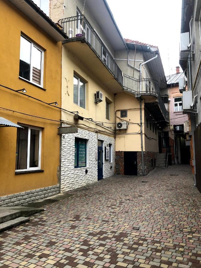 Gil Apartments, Korzo 7,2 Centre Oezjhorod Buitenkant foto